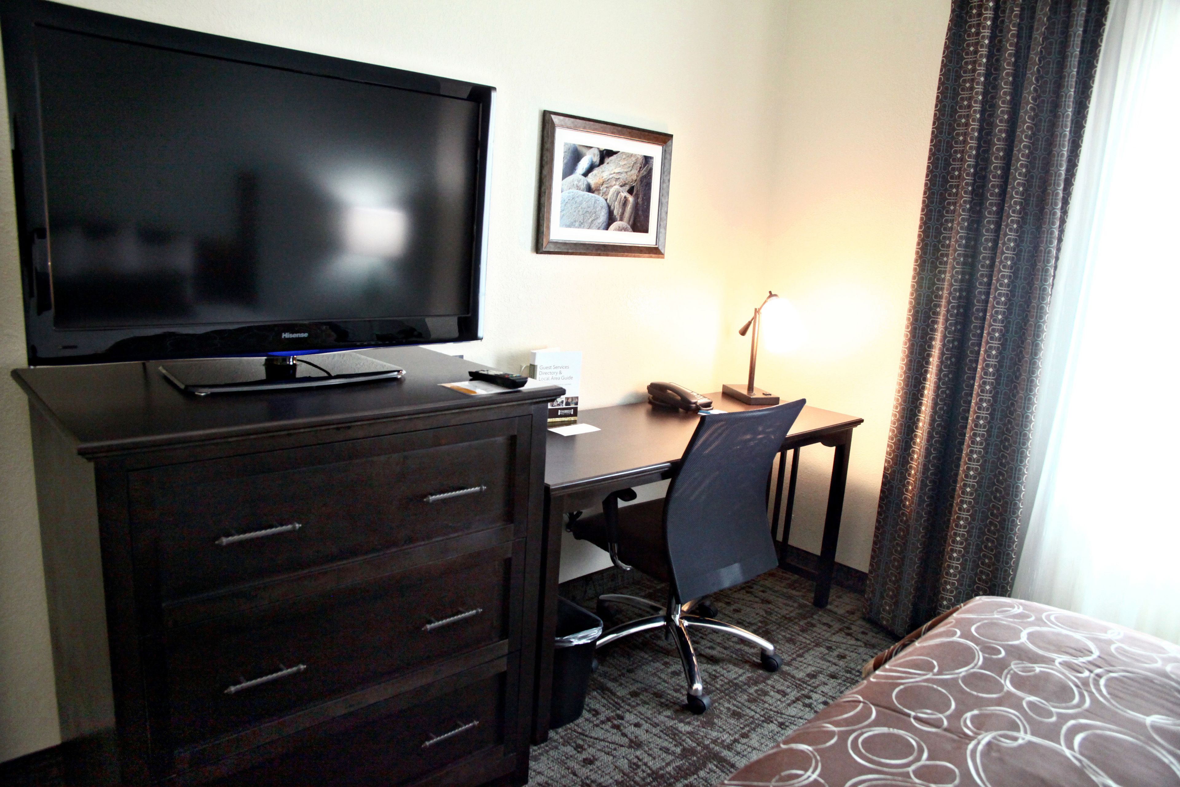 studio suite, 1 queen bed, accessible (comm, tub) | 1 bedroom, desk, iron/ironing board, free cots/infant beds