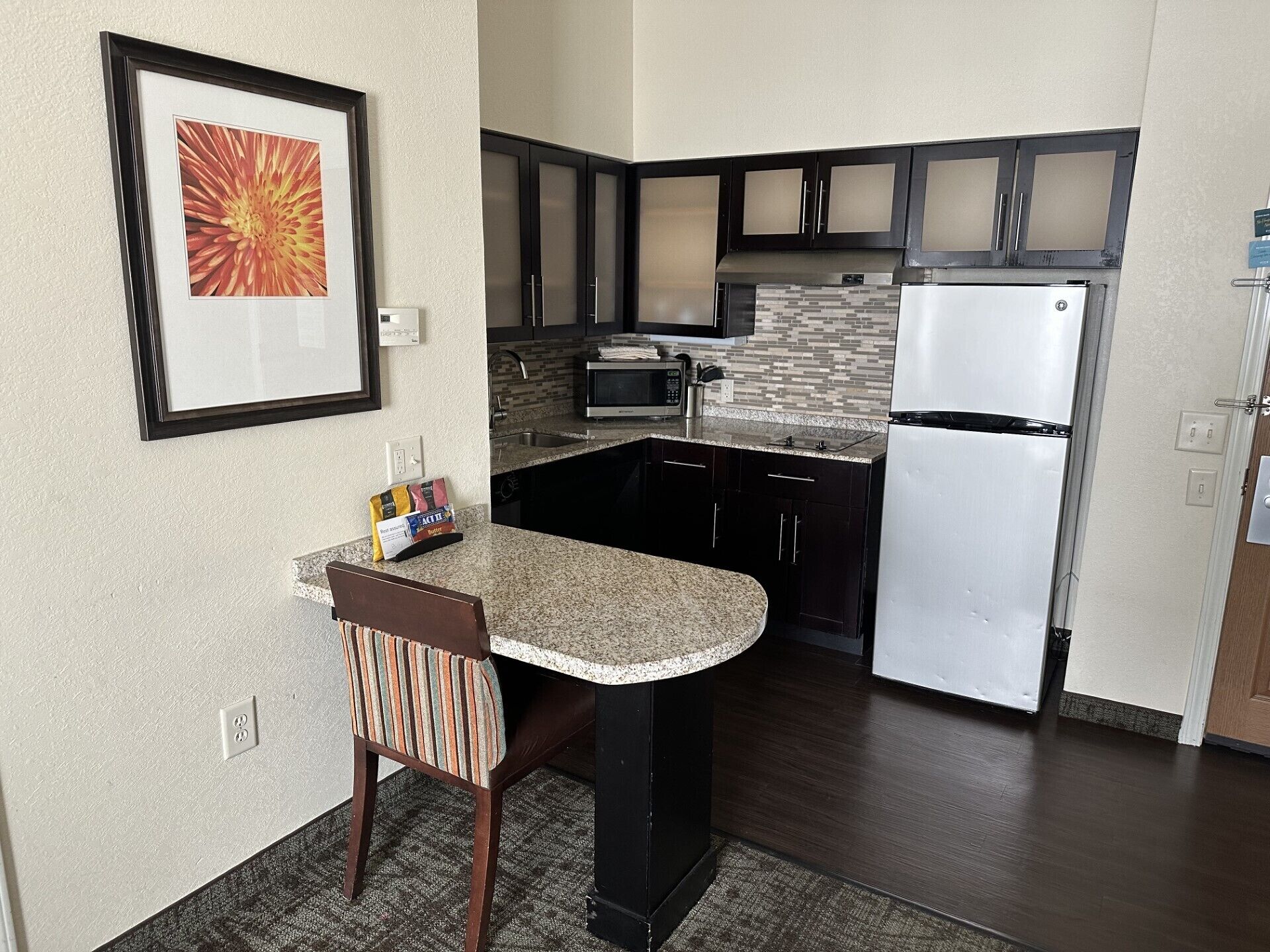 Täysikokoinen jääkaappi, mikroaaltouuni, liesi, astianpesukone