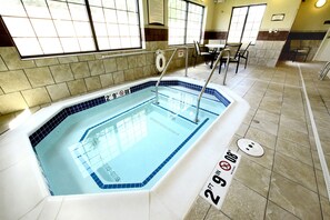 Indoor pool, sun loungers - Staybridge Suites Minot by IHG (Minot)
