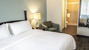 1 habitación, escritorio y tabla de planchar con plancha