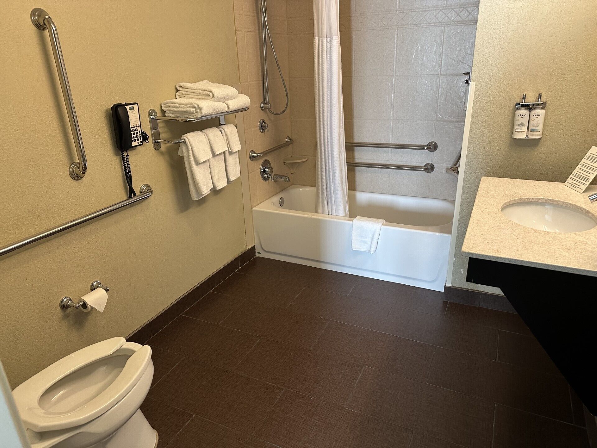 Une salle de bain avec une baignoire, des toilettes et un lavabo.