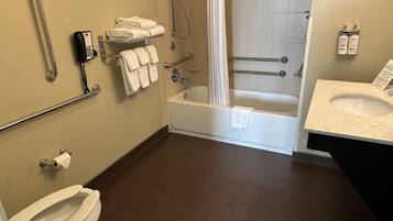Une salle de bain avec une baignoire, des toilettes et un lavabo.