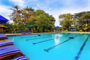 Piscina externa, guarda-sóis, espreguiçadeiras