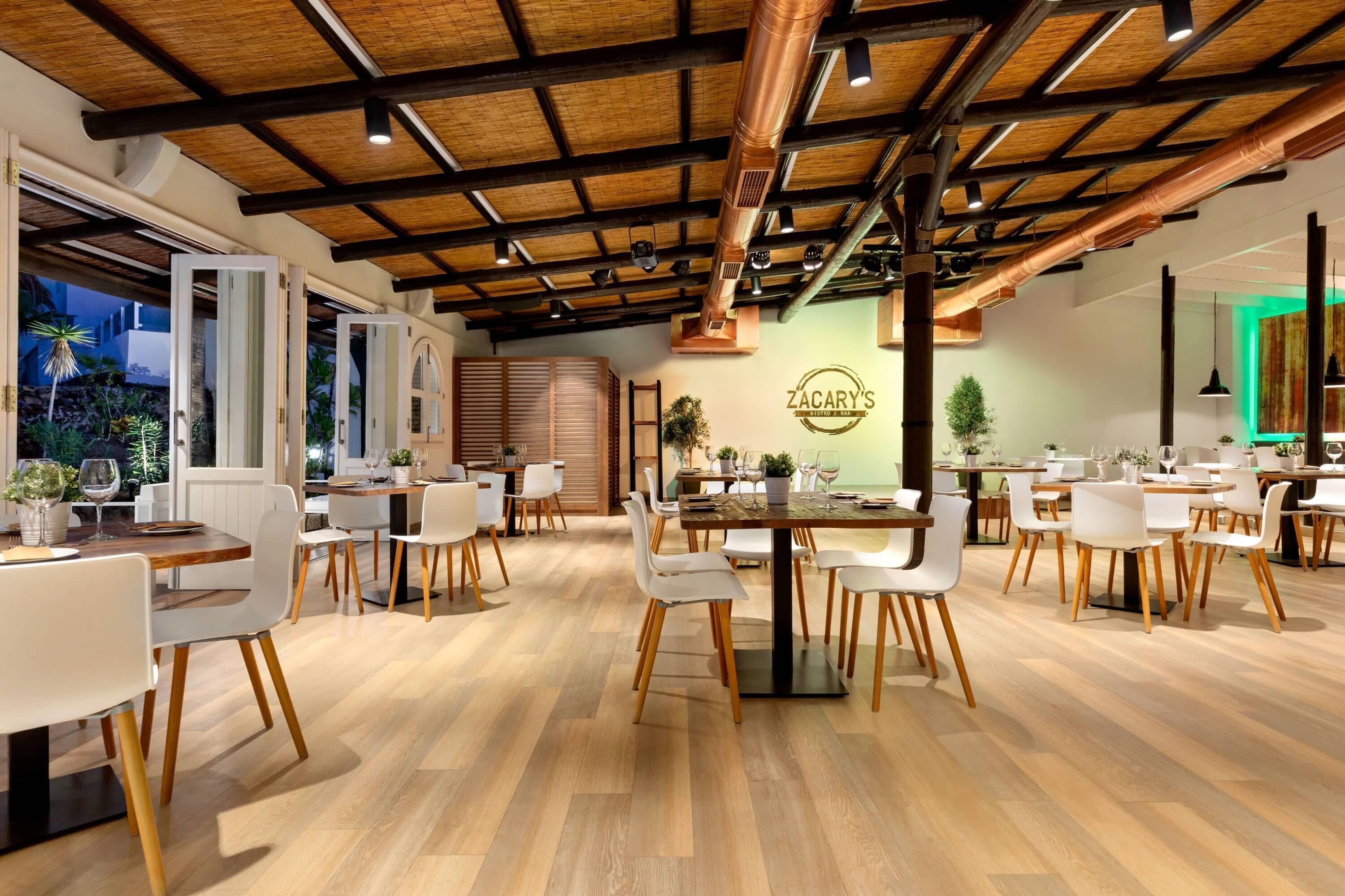 Se sirven desayunos y cocina regional (con vistas a la piscina) 