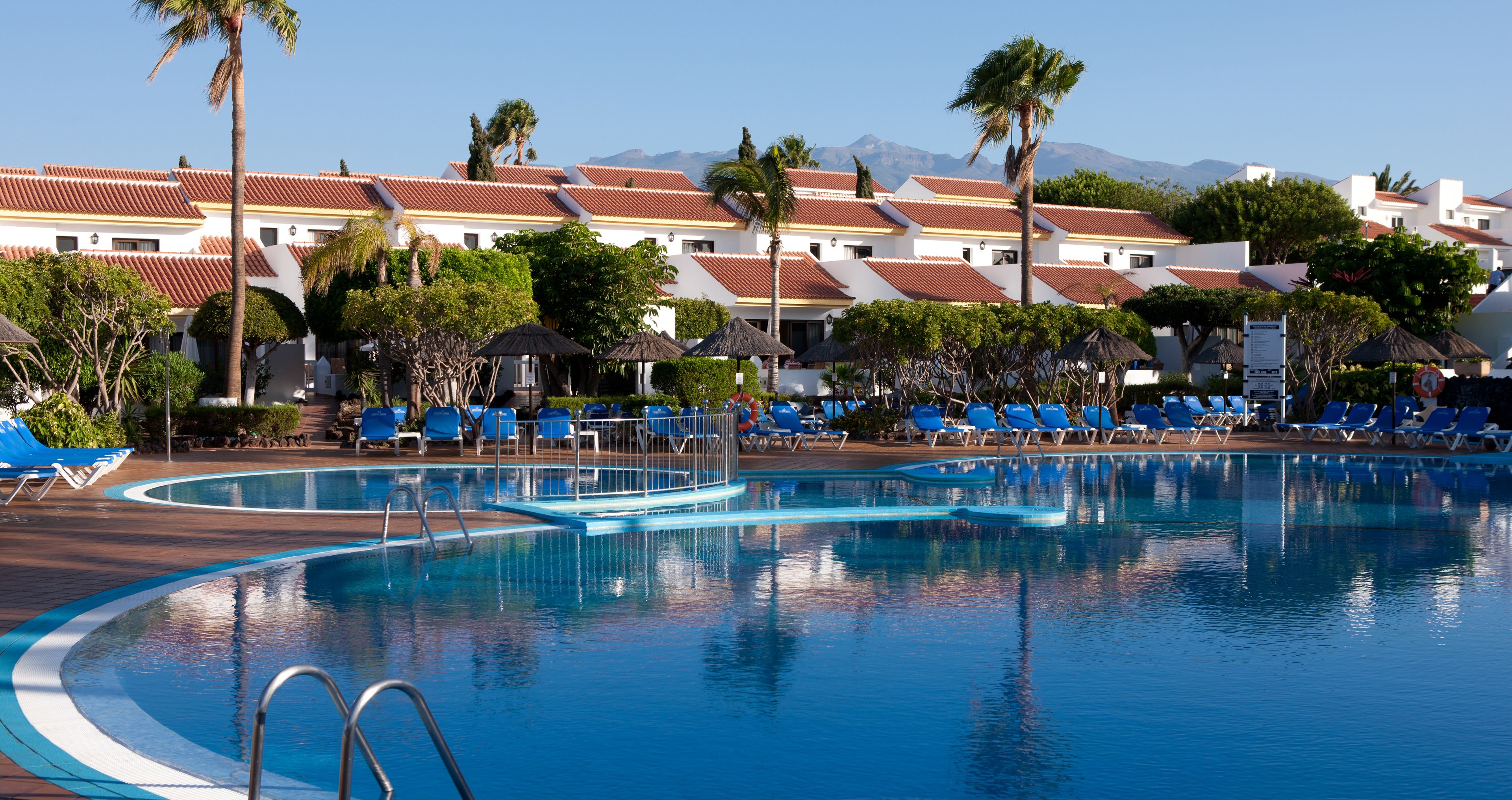 Piscine extérieure, parasols de plage, chaises longues