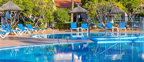 Utomhuspool, öppet 09.30 till 19.00, parasoller och solstolar