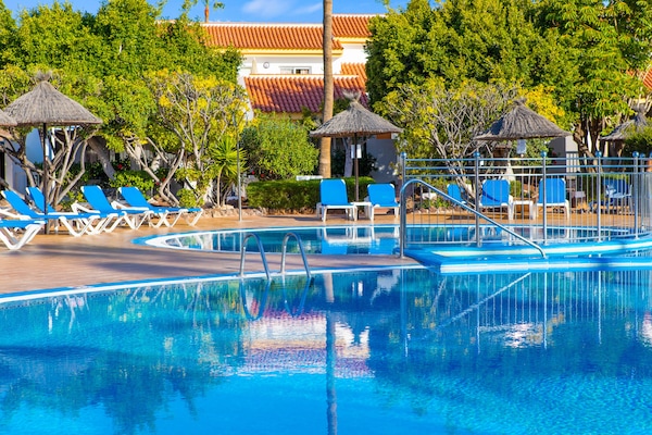 Piscina a l'aire lliure (horari: 09:30-19:00), para-sols i gandules