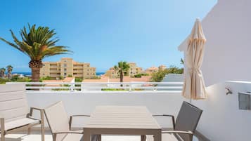 Suite junior | Caja de seguridad en la habitación y espacio para trabajar con laptop