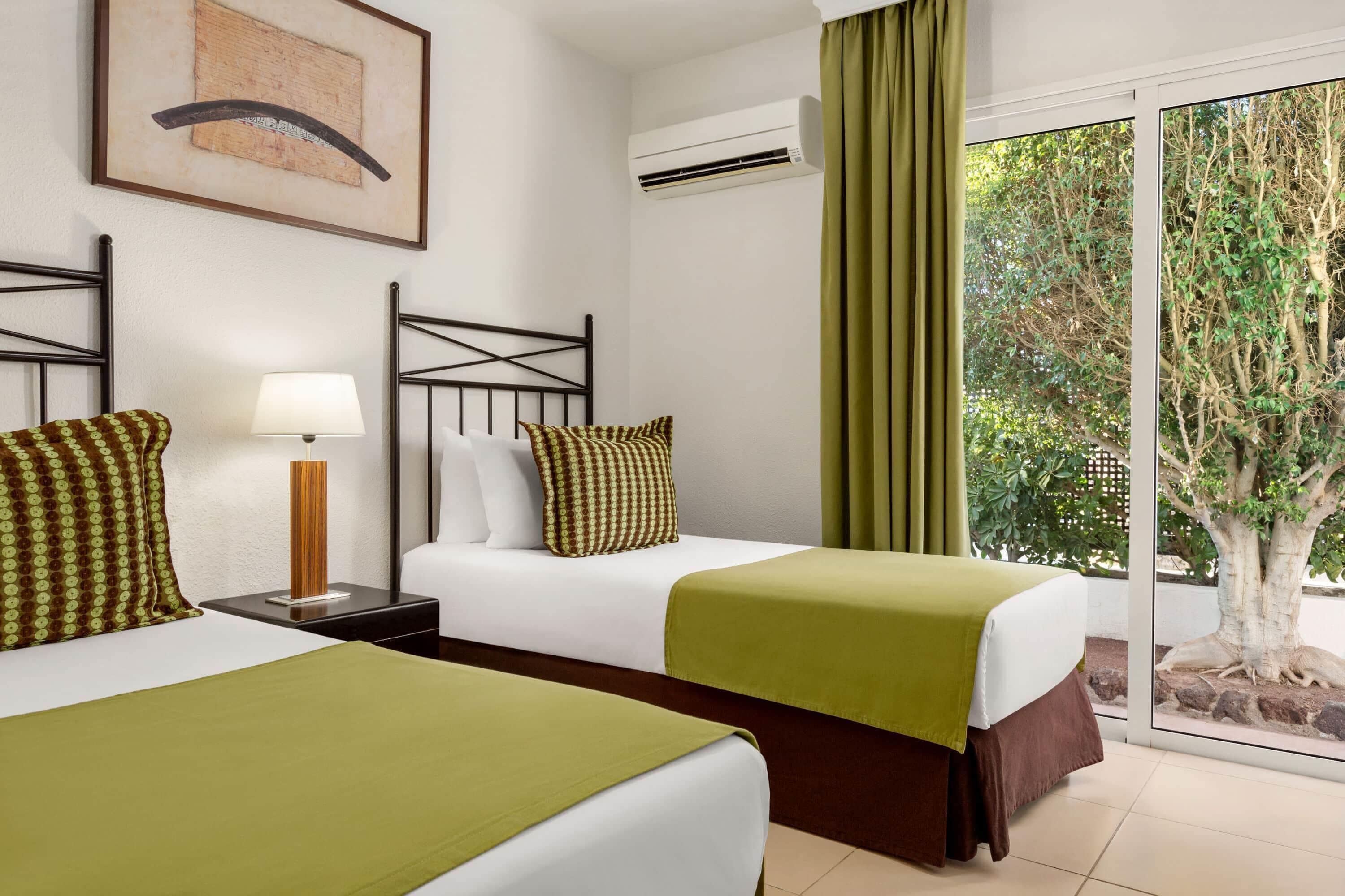 Een kluis op de kamer, een laptopwerkplek, een strijkplank/strijkijzer