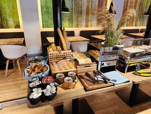Desayuno buffet todos los días (con cargo) 
