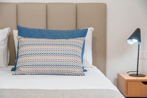 Apartamento superior, 1 quarto | Cofres nos quartos, espaço de trabalho para notebook
