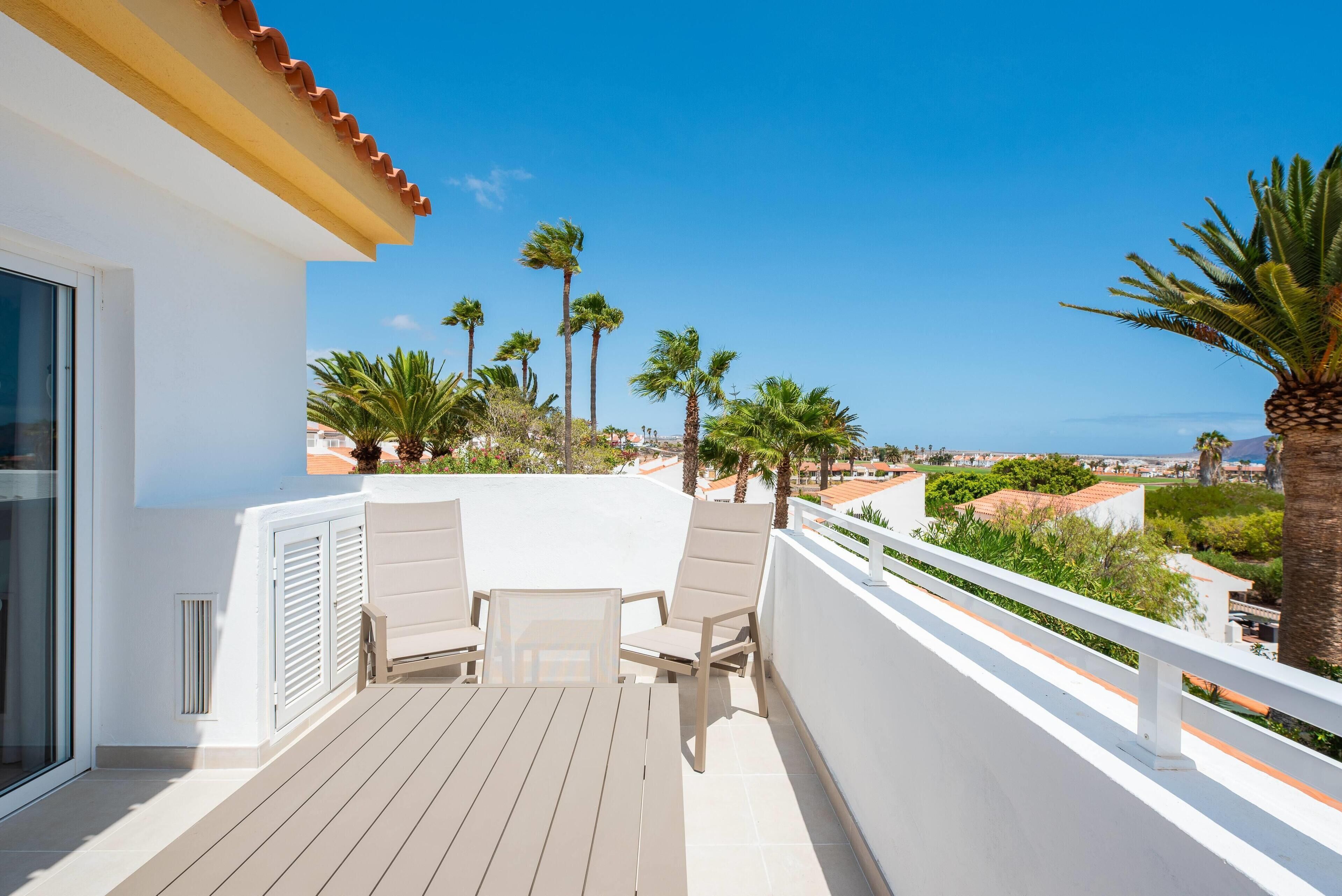 Junior suite | Een kluis op de kamer, een laptopwerkplek, een strijkplank/strijkijzer