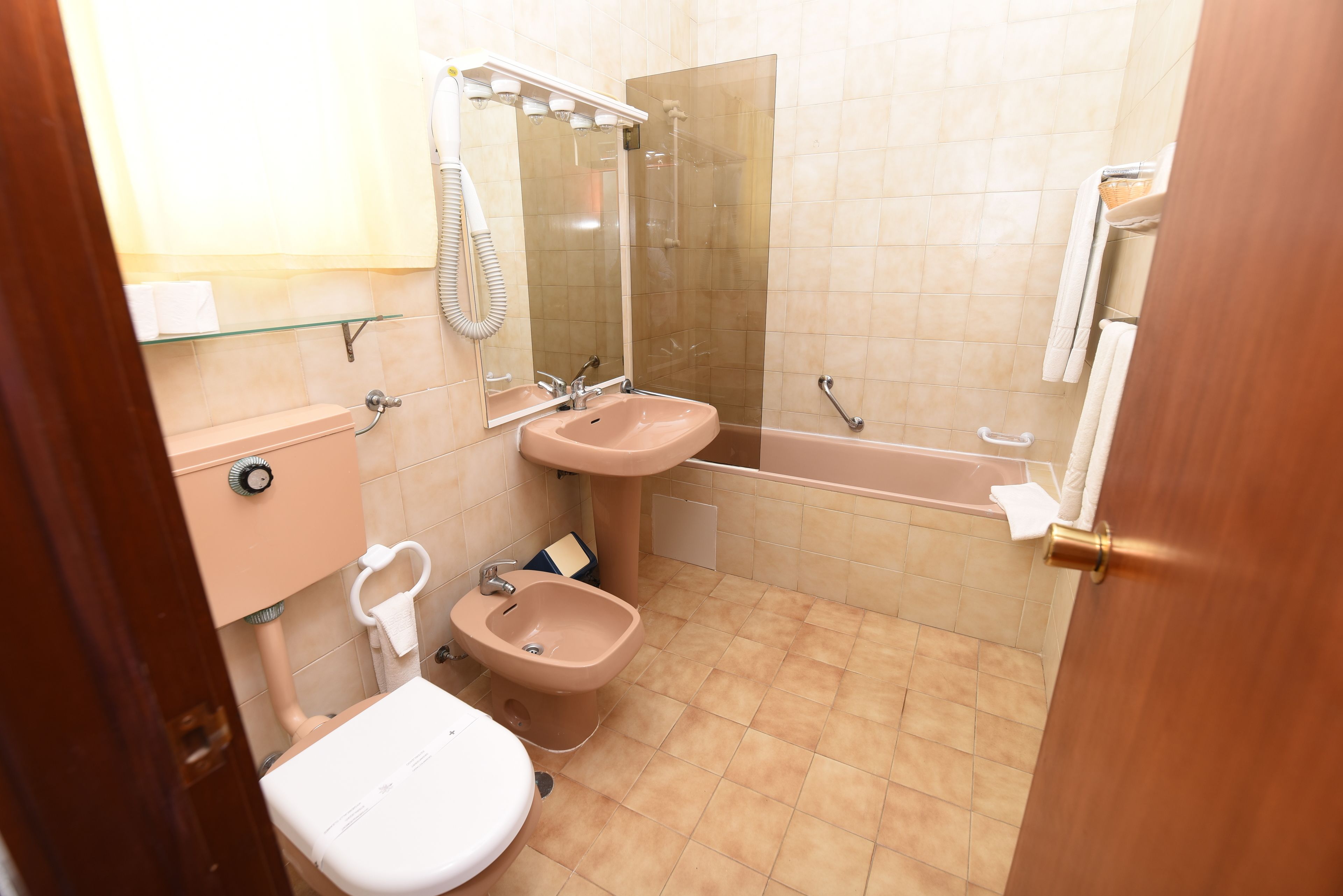classic studio suite | bathroom | bathtub, free toiletries, towels