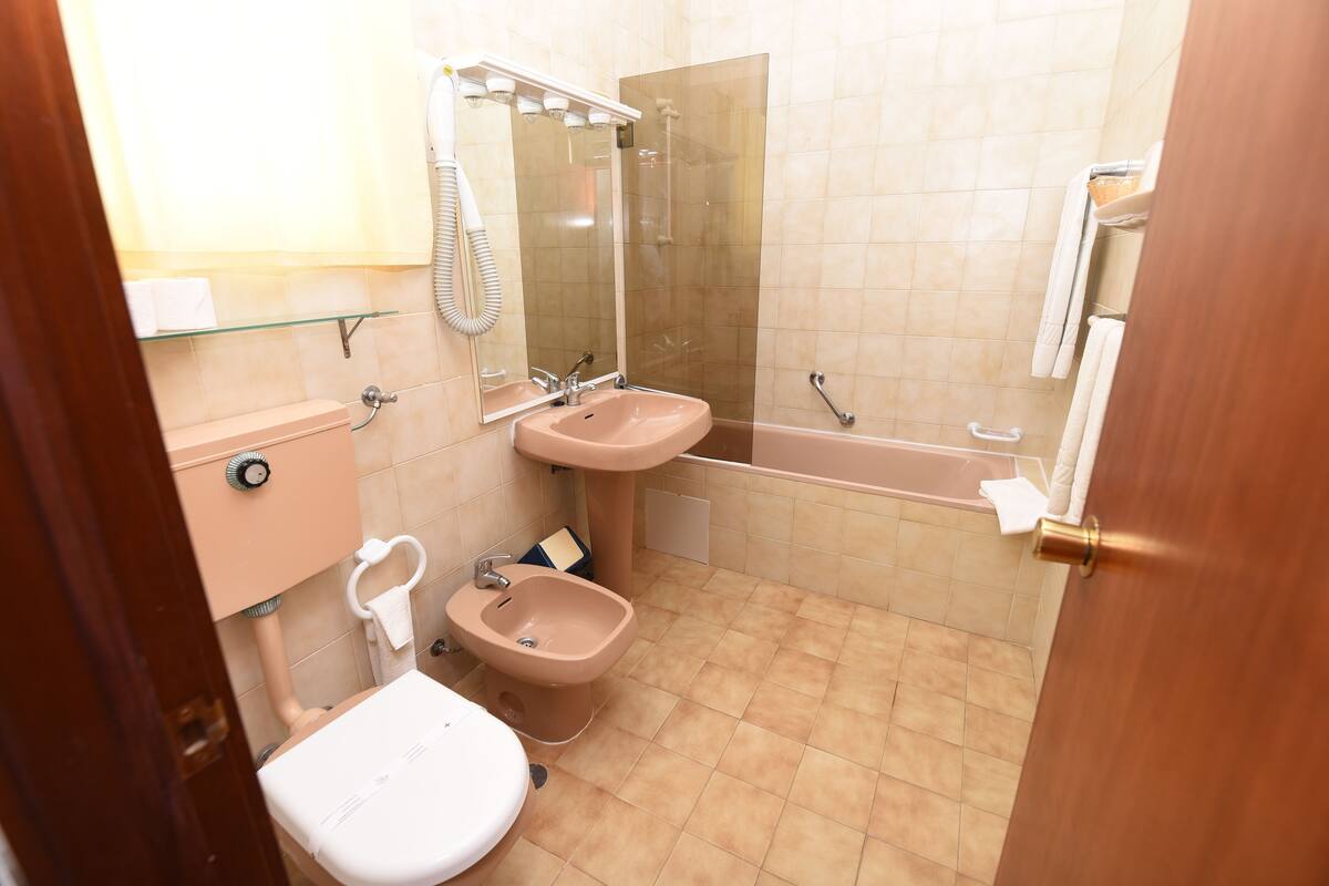 classic studio suite | bathroom | bathtub, free toiletries, towels