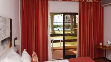 Minibar, Zimmersafe, individuell dekoriert, individuell eingerichtet