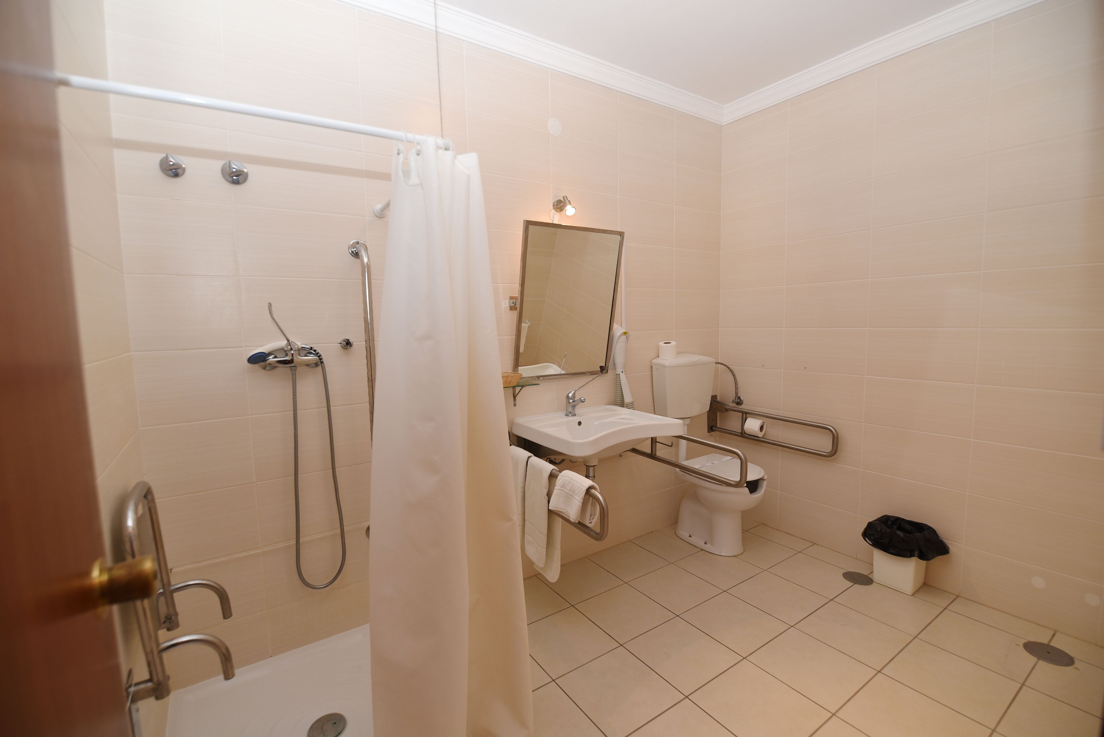 bathtub, free toiletries, towels