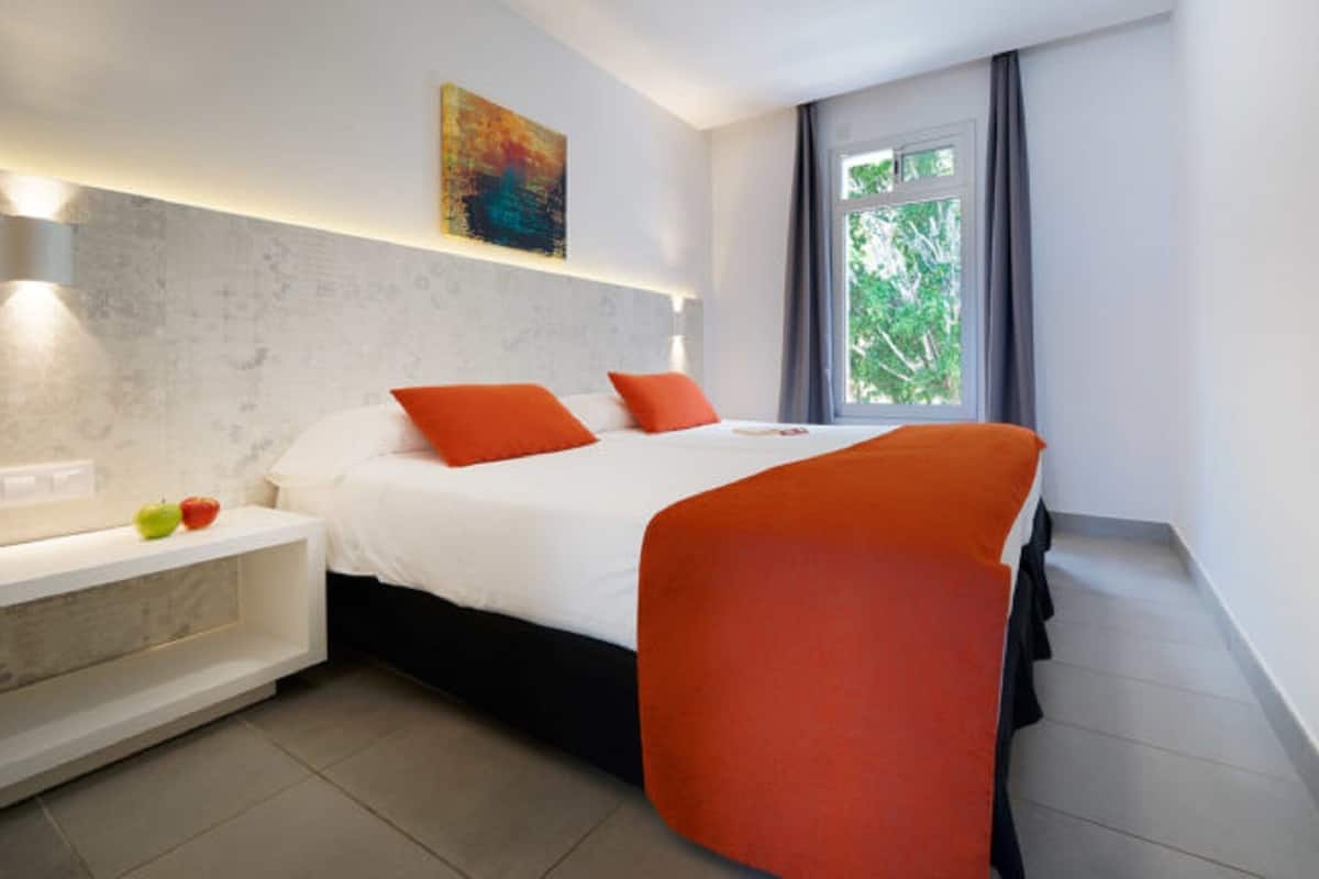 WiFi (free), bed sheets