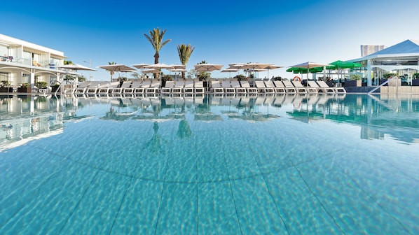 Piscine extérieure, chaises longues
