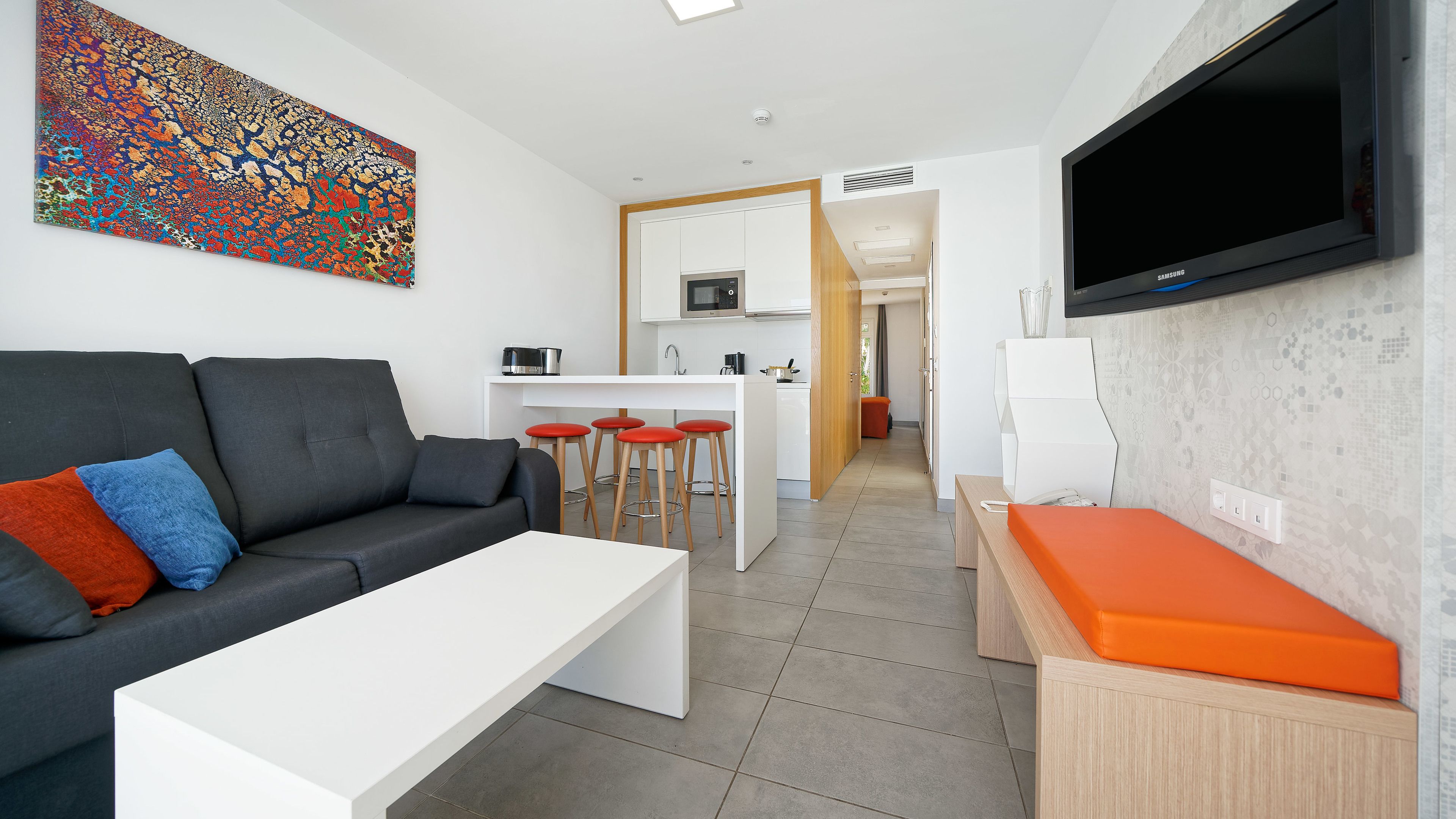 Køleskab, mikrobølgeovn, kaffe-/temaskine, elkedel