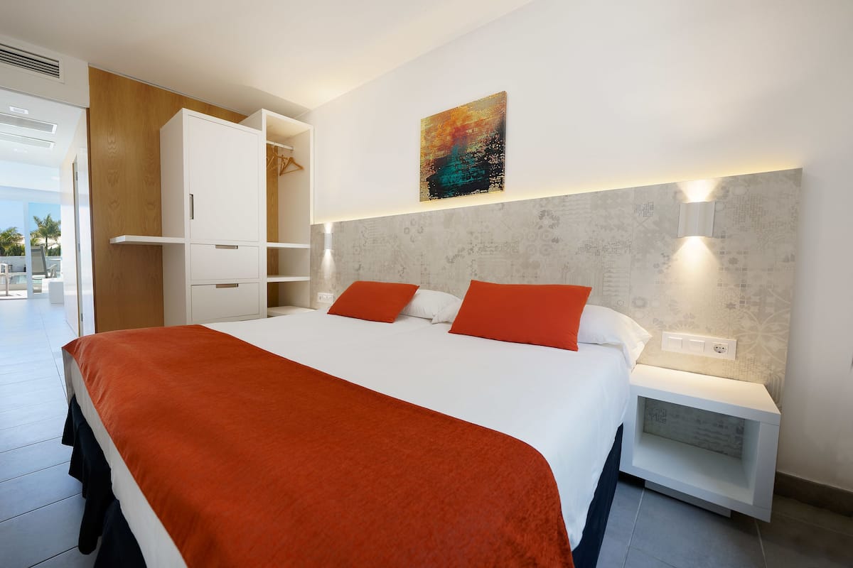 Apartment, 1 Bedroom, Pool View | WiFi (free), bed sheets