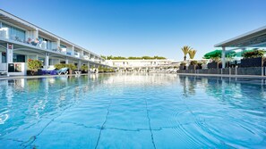 Piscine extérieure, chaises longues