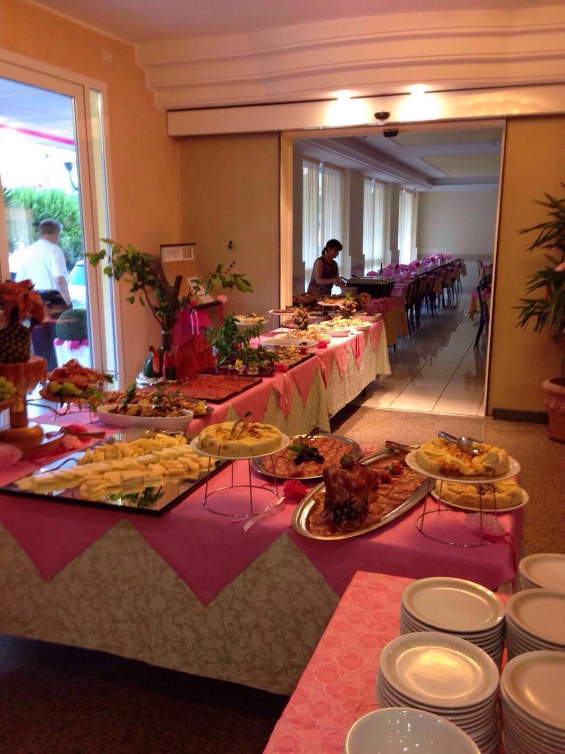 breakfast, lunch, dinner served; international cuisine