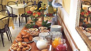 Une table de buffet garnie de divers plats et agrémentée d’un oiseau décoratif.
