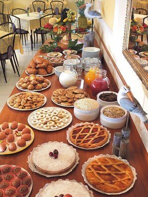 Petit déjeuner buffet (5 EUR par personne)