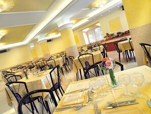 Se sirven desayunos, comidas y cenas