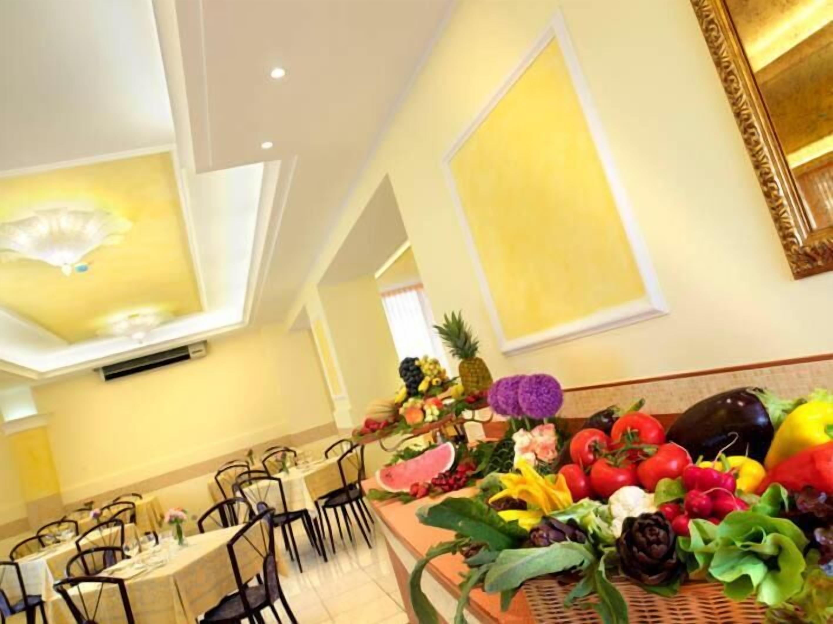 breakfast, lunch, dinner served; international cuisine