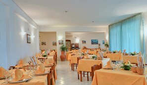 아침 식사, 점심 식사 및 저녁 식사 제공