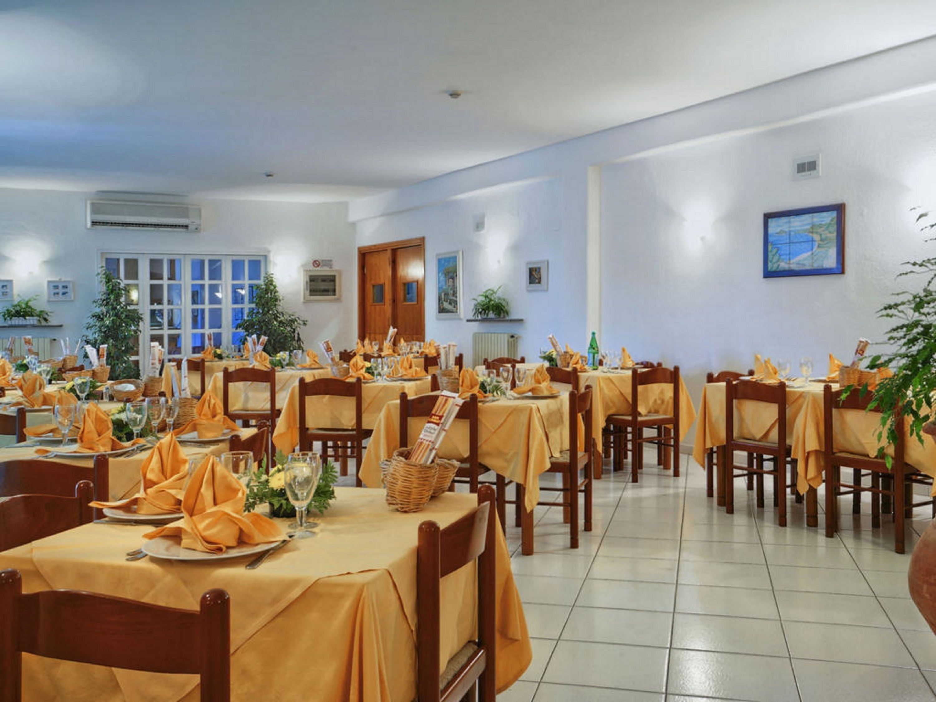 breakfast, lunch and dinner served