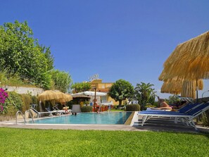 Piscine extérieure (ouverte en saison), parasols de plage