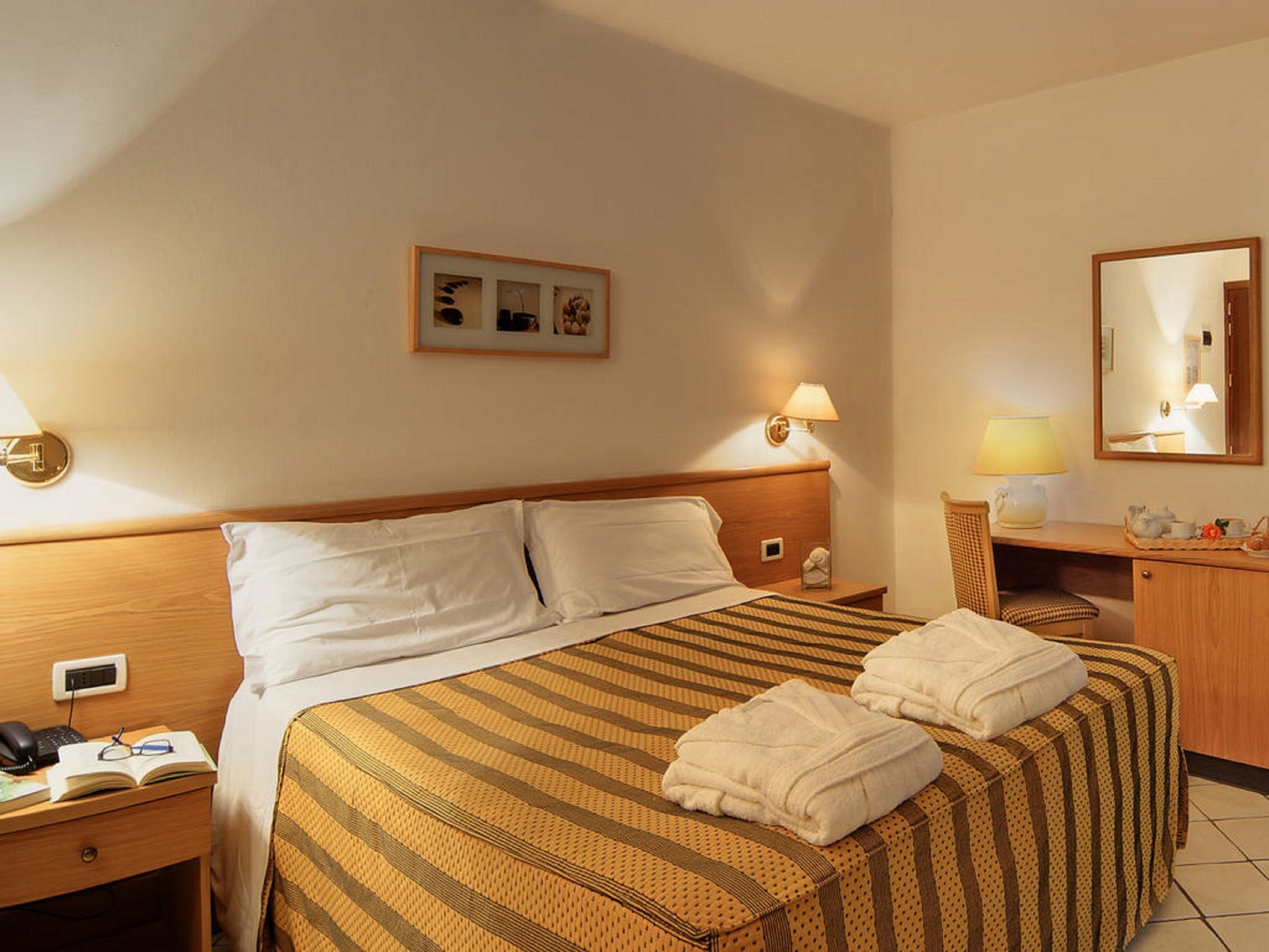 In-room safe, blackout drapes, free WiFi