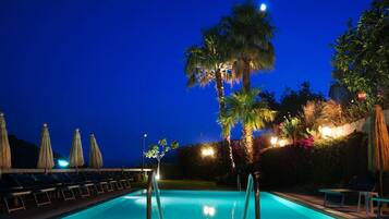 Außenpool (je nach Saison geöffnet), Sonnenschirme, Liegestühle