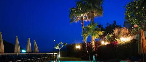 Seasonal outdoor pool, pool umbrellas, sun loungers