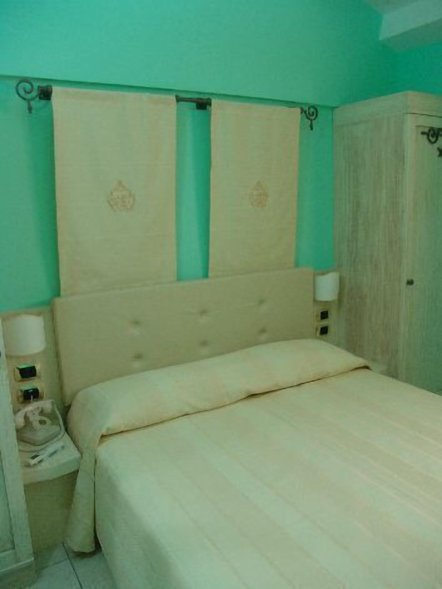 Un dormitorio con cama, mesita de noche y armario.