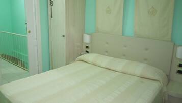 Vierbettzimmer | Minibar, Zimmersafe, Schreibtisch, Verdunkelungsvorhänge