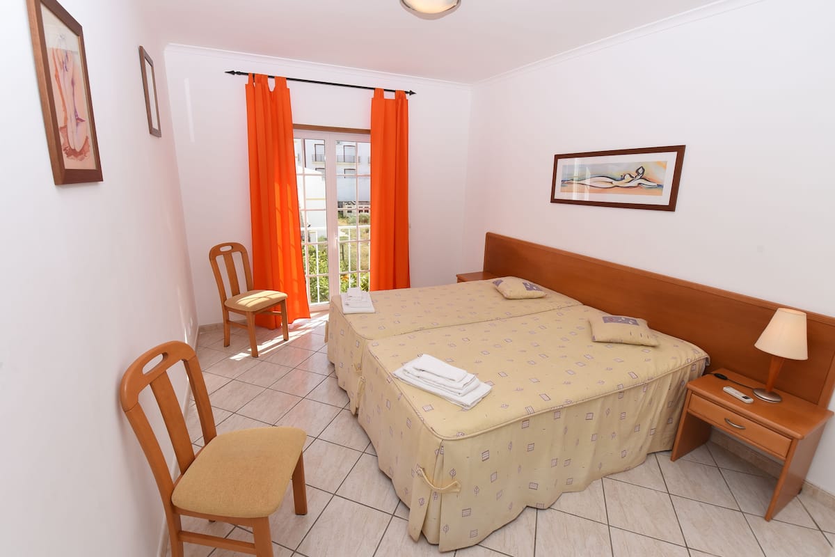 Cofres nos quartos, ferros/tábuas de passar roupa, berços (sobretaxa)