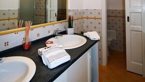 Deluxe-Doppelzimmer (Corallo) | Waschbecken im Bad
