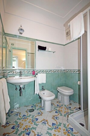 Economy Double or Twin Room (Stella Marina) | Bathroom | Shower, free toiletries, hair dryer, bidet - Cavalluccio Marino (Anacapri)