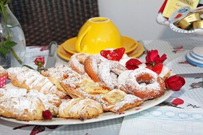 Free daily self-serve breakfast - Cavalluccio Marino (Anacapri)