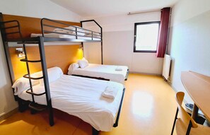 Chambre Triple, salle de bains privée | Bureau, rideaux occultants, chambres insonorisées