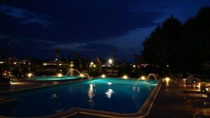 2 outdoor pools, open 9:00 AM to 6:00 PM, pool umbrellas, sun loungers - Agriturismo La Colombaia (Capua)