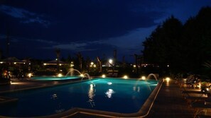 2 ulkouima-allasta avoinna 9.00–18.00, aurinkovarjoja, aurinkotuoleja