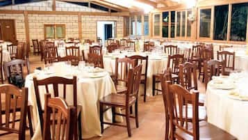 2 restaurants servant le déjeuner et le dßner, plats Cuisine italienne