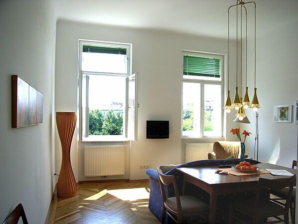 슈피리어 스튜디오, 침실 1개, 공원 전망 | 거실 공간 | 위성 채널 시청이 가능한 19인치 LCD TV, TV