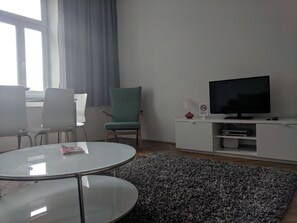 Comfort appartement, 1 slaapkamer, uitzicht op park | Woonruimte | Een 19-inch lcd-televisie met satellietzenders en een televisie