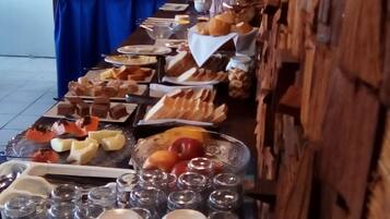 Un aparador amb diferents aliments i begudes.