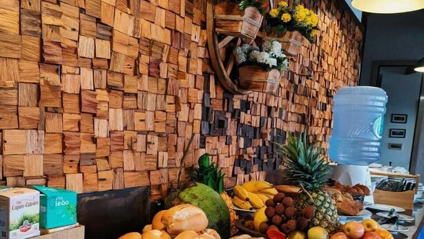 Un bufé con diversos alimentos, como pan, frutas y salsas.